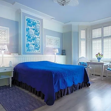 Vondelpark House Bed & Breakfast 4*